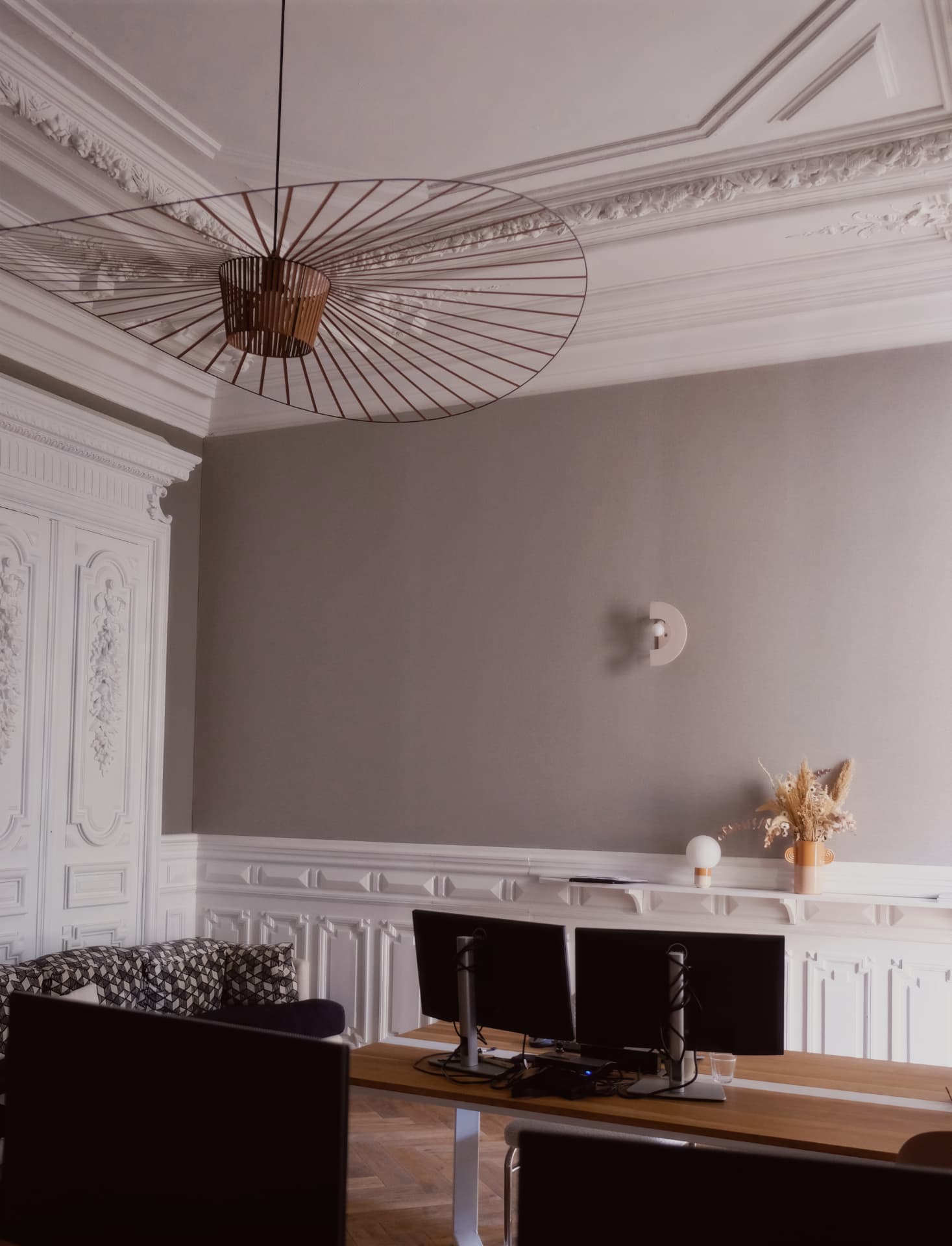 Bureau du cabinet SOURCE, moulures parisiennes et espace de travail lumineux