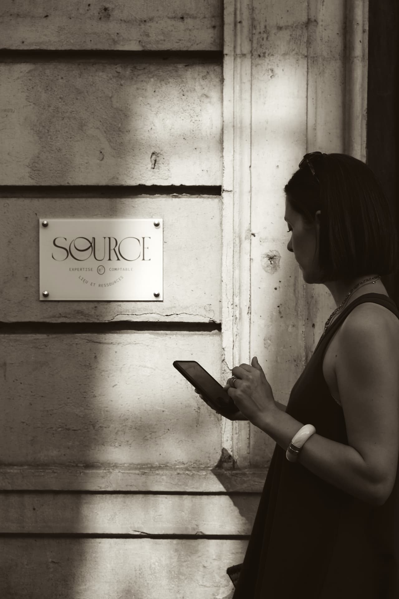 Mains tenant un carnet et un stylo sur une table en marbre